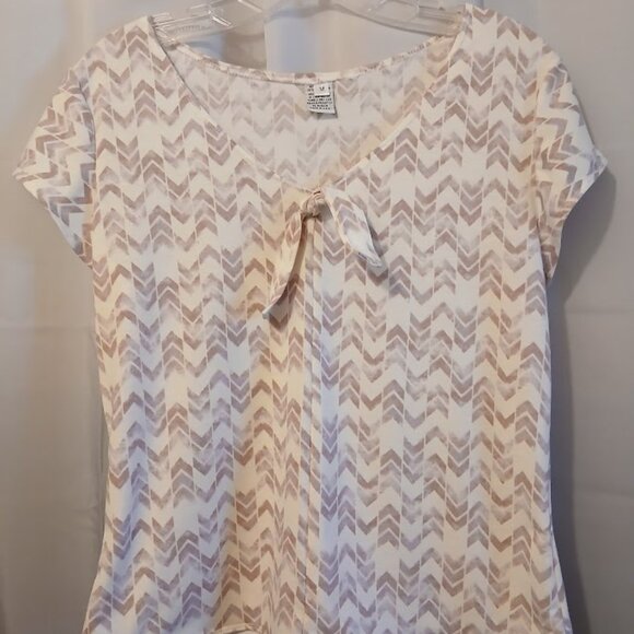 NEW womens M V-neck chevron print blouse Mauve White short sleeve Super soft top - Picture 2 of 8